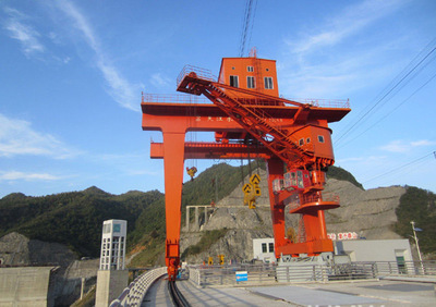 坝顶门式机.jpg 坝顶门式机.jpg